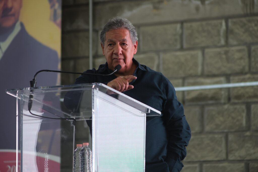 Al encabezar un encuentro con Higinio Martínez en Tecámac, la senadora Mariela Gutiérrez reconoció la trayectoria de 50 años en la izquierda del dirigente mexiquense.