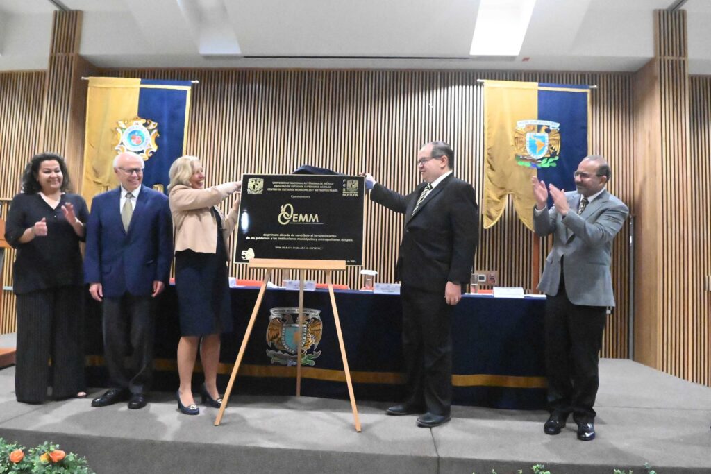 El rector presidió la ceremonia por el décimo aniversario del Centro de Estudios Municipales y Metropolitanos (CEMM).