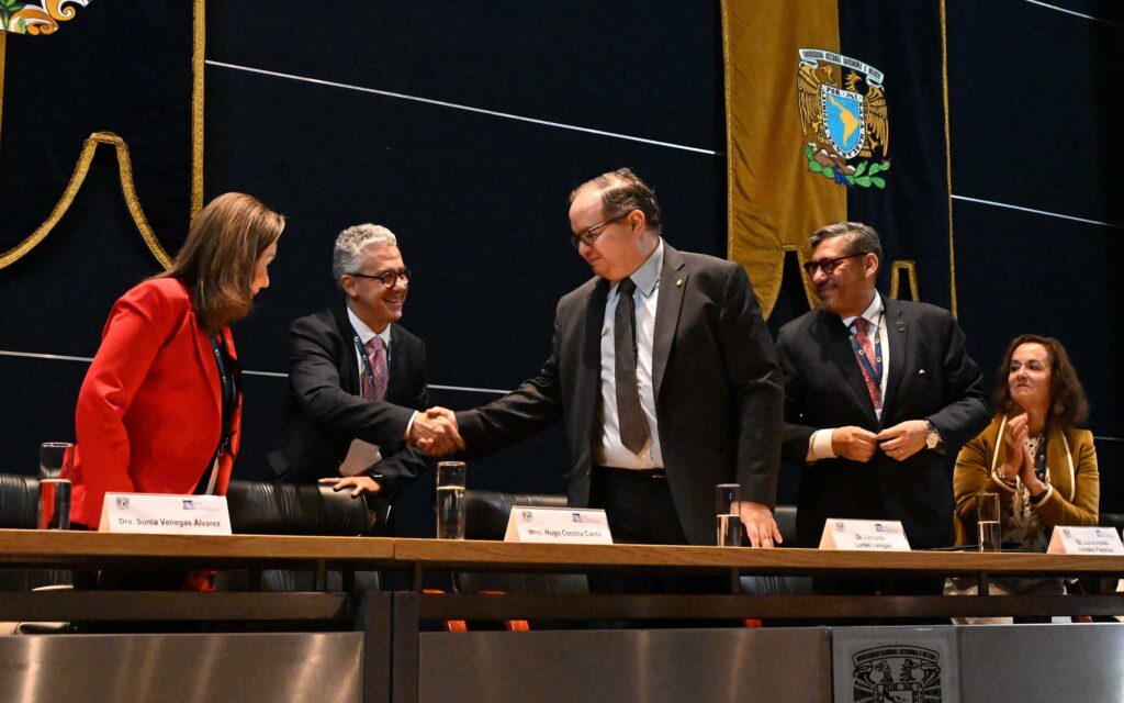 Actualmente atravesamos una etapa de cambios y reformas impostergables en torno a la ciencia y la educación, aseguró el rector Leonardo Lomelí Vanegas.