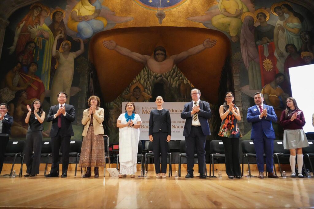 La presidenta constitucional de los Estados Unidos Mexicanos, la Doctora Claudia Sheinbaum Pardo en Primer ciclo escolar de Bachillerato Nacional. La acompañan: Clara Brugada, Jefa de Gobierno de la Ciudad de México; Mario Delgado Carrillo, secretario de Educación Pública; Tania Rodríguez Mora; Subsecretaria de Educación Media Superior; Rosaura Ruiz Gutiérrez, Secretaría de Ciencia, Humanidades, Tecnología e Innovación; Leonardo Lomelí Vanegas; Rector de la U.N.A.M.; Arturo Reyes-Sandoval; Director general de Instituto Politécnico Nacional.