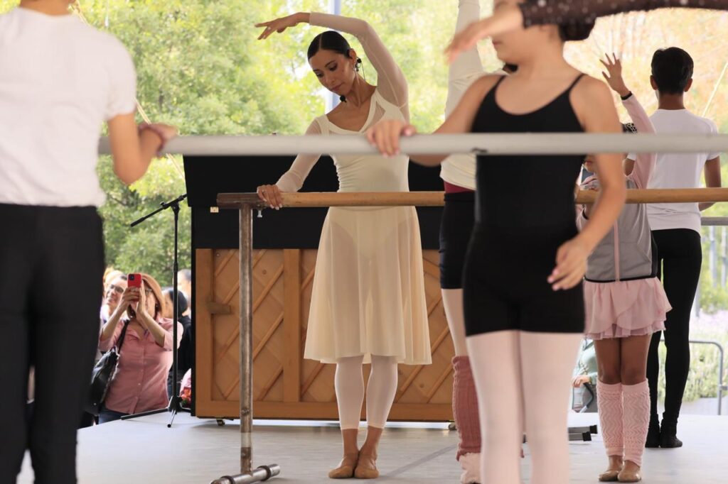 La primera bailarina texcocana, Elisa Carrillo, compartió sus técnicas de ballet con personas de entre 2 y 70 años, procedentes de Lerma, San Mateo Atenco, Toluca, Metepec, Temoaya y Ocoyoacac.