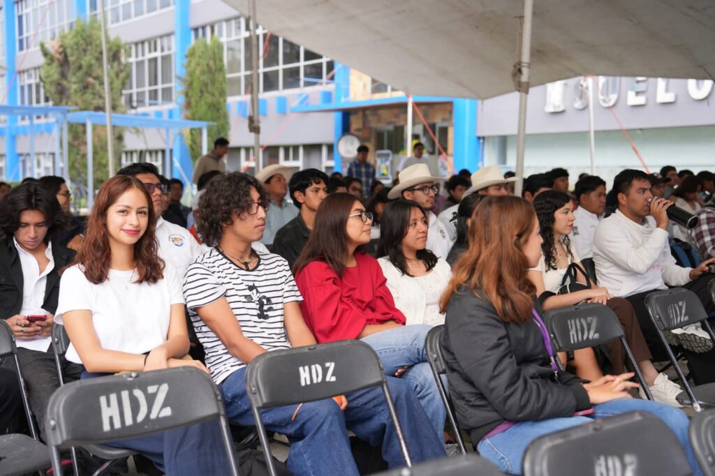 El Departamento de Suelos recibe a estudiantes de cuarto año con buenas noticias. Chapingo inaugura Laboratorio para el Análisis de Grandes Volúmenes de Datos Espaciales y de Suelos.