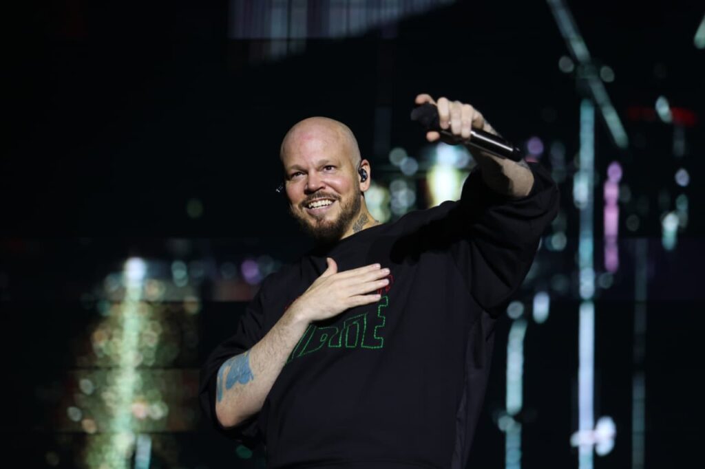 Gracias por estar aquí con toda la energía, los amo México: Residente.