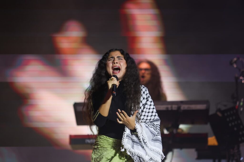 “Latinoamérica” interpretada junto a Silvana Estrada, en un momento de hermandad que estremeció a la multitud.