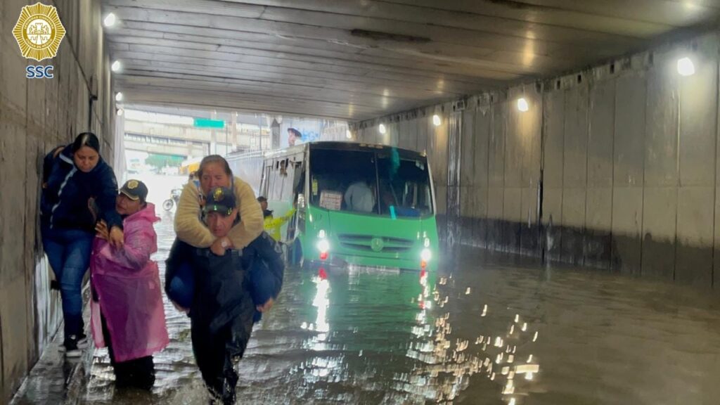 El Gobierno de la Ciudad de México atiendío 63 encharcamientos y caída de 10 árboles tras las intensas lluvias de esta madrugada y mañana.