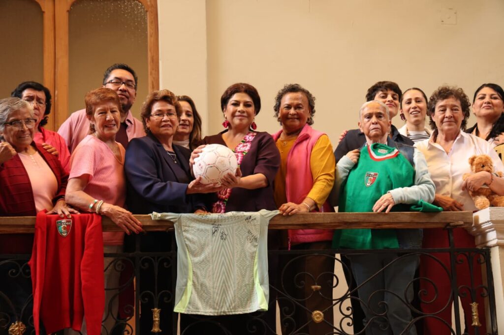Reconoce Clara Brugada a pioneras del fútbol mexicano y se compromete a apoyar el deporte.