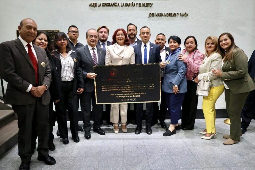 Entrega Congreso del Edomex a Tecámac Placa Conmemorativa por los 200 de la Creación del Municipio; recibió la presidente municipal Rosi Wong.