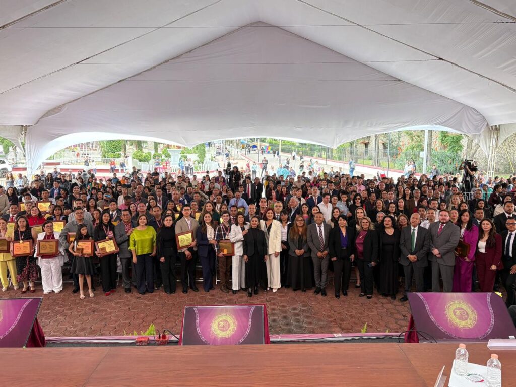 Entrega la presidenta municipal, Rosi Wong Romero, la Presea al Mérito Civil Municipal, en el marco del bicentenario.