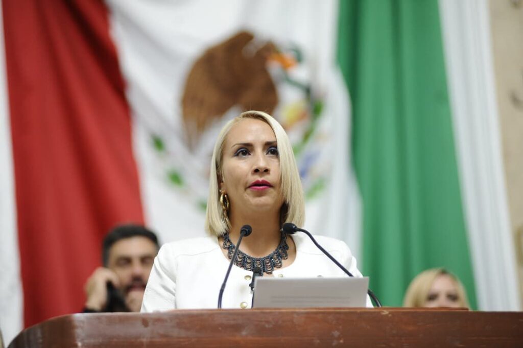 Necesario “escalón universal” obligatorio en ventanillas, mostradores y lugares públicos para personas de talla baja: Ana Buendía García.