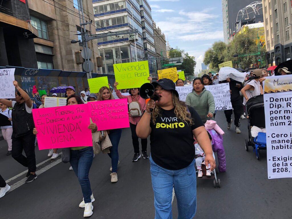 “Nuestra lucha es por la justicia social, marchamos para exigir justicia social para todos aquellos que no cuentan con los ingresos suficientes para adquirir una vivienda a costo comercial por arriba de los 2 millones de pesos”, afirma la dirigente social, Rita Cecilia Contreras Ocampo.