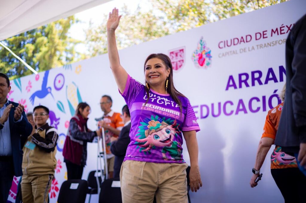 La mandataria capitalina anunció que este año se sumarán 80 primarias y secundarias al programa que transforma las escuelas en espacios comunitarios.