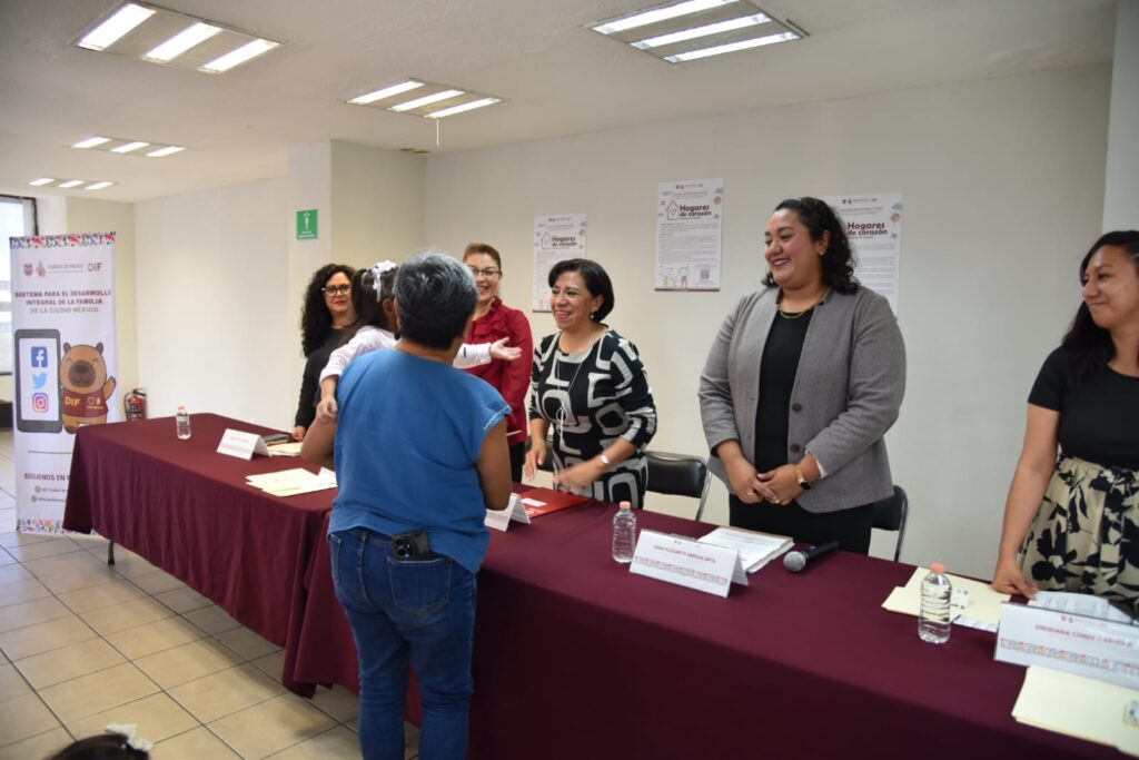 Beatriz Rojas entrega reconocimientos a familias de acogida temporal del programa “Hogares de Corazón”.