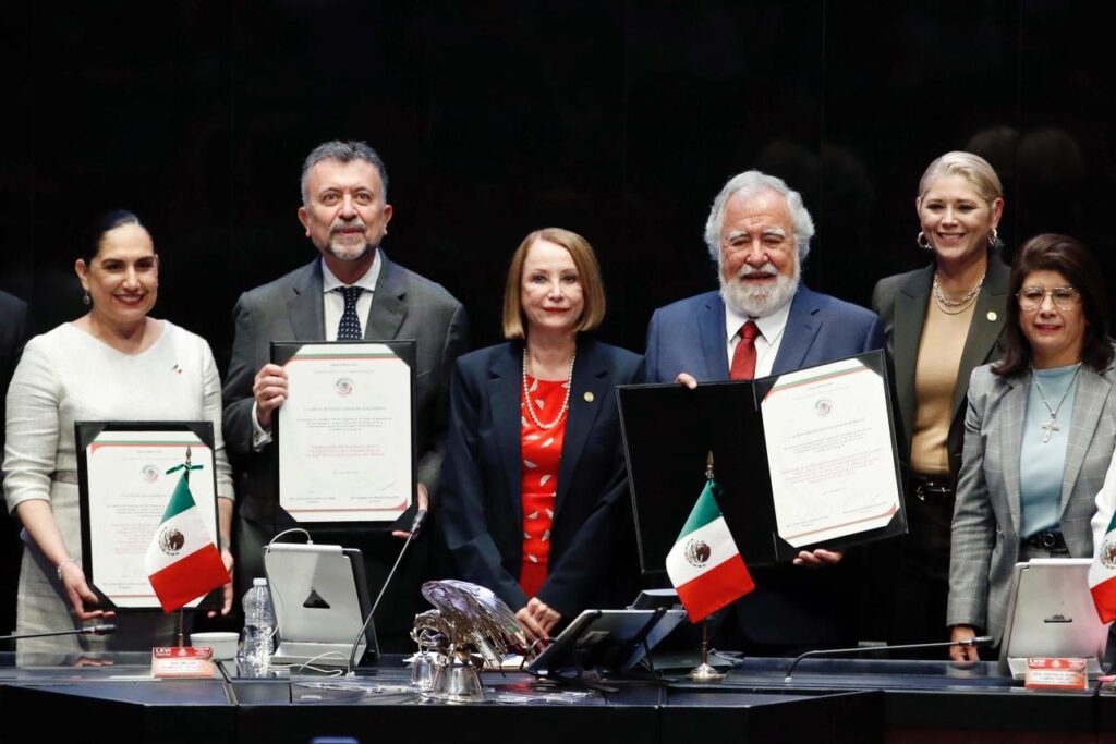 La presidenta del Senado de la República, Laura Itzel Castillo Juárez, le tomó la protesta correspondiente a Alejandro Encinas.