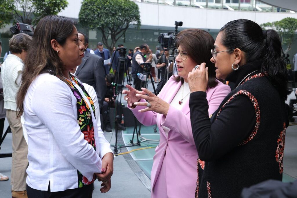La secretaria de la Mesa Directiva, Mariela Gutiérrez Escalante, la también mexiquense, senadora Sandra Luz Falcón y la presidenta municipal, Xóchitl Flores Jiménez.