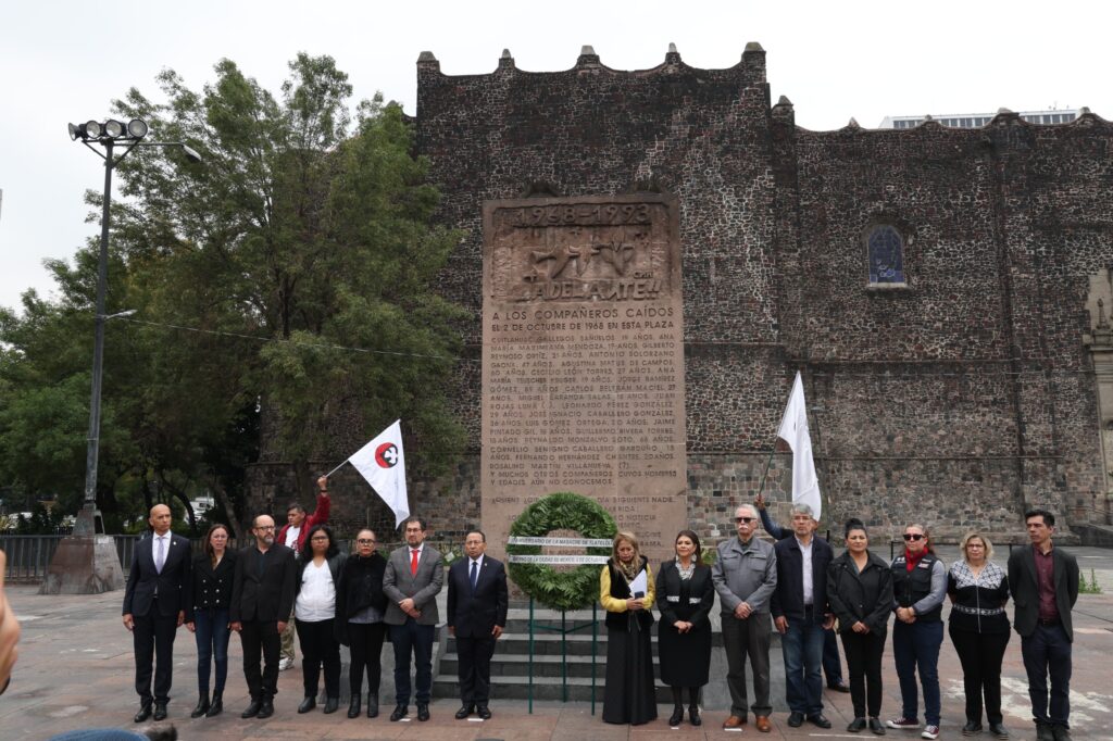 En la Plaza de Tlatelolco, la Jefa de Gobierno honró a los caídos y llamó a seguir transformando al gobierno para que siempre responda al pueblo; “la herida social de 1968 nos hizo una ciudad de lucha por la democracia”, apuntó. La mandataria capitalina expresó su rechazo a la violencia contra Gaza: “Nos pronunciamos por el derecho de Palestina de ser un país libre y soberano”.