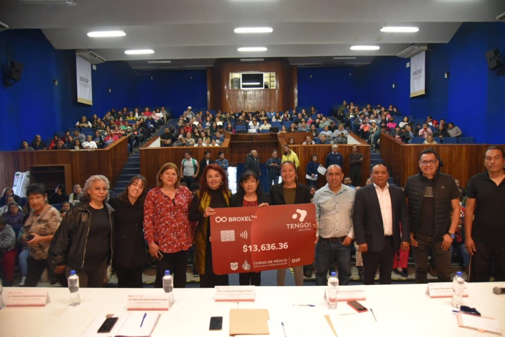 Entrega DIF de la Ciudad de México apoyos económicos para mejorar los comedores populares.