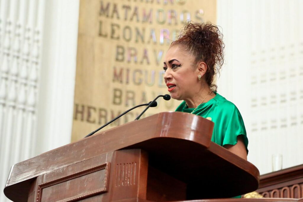 Señala Rebeca Peralta que, si la conducta implica violencia física o lesiones a la autoridad, la pena podrá aumentarse hasta una mitad más, es decir, hasta 13.5 años de cárcel.