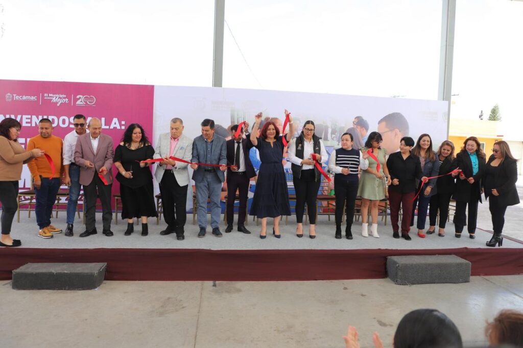 Tecámac, Estado de México, a 8 de octubre de 2025. – La presidenta municipal, Rosi Wong Romero, encabezó la inauguración de la Feria del Empleo Tecámac 2025, con la participación de más de 50 empresas que ofrecieron alrededor de dos mil vacantes en distintas ramas productivas en el municipio, que se consolida como un nuevo polo de desarrollo.
Durante la apertura, Wong Romero destacó que la realización de esta feria que refleja el cumplimiento de uno de los compromisos asumidos durante su campaña, que es promover el talento de los tecamaquenses a través de espacios laborales.
Resaltó que Tecámac se consolida como un nuevo polo de desarrollo en el país, gracias a su ubicación estratégica y a la mejora constante de su infraestructura y conectividad, con proyectos como el Aeropuerto Internacional Felipe Ángeles (AIFA) y el tren de pasajeros AIFA-Pachuca.
La feria que se llevó a cabo en el Bazar Municipal de Las Abejas, donde acudieron, en su mayoría jóvenes, para postularse a plazas en los sectores servicios, automotriz, farmacéutico, inmobiliario e industrial, así como en áreas técnicas y de ingeniería, entre otras.
También participó la Oficina Regional del Empleo de Ecatepec, la cual ofreció 120 vacantes de diferentes empresas.
Por su parte, el director de Desarrollo Económico municipal, Alejandro López, destacó que no es una coincidencia que Tecámac sea un nuevo polo de desarrollo, ya que lleva más de seis años de un nuevo gobierno con inversiones históricas en varios rubros y con la llegada del AIFA se convirtió en un municipio atractivo para las inversiones.
“Hoy contamos con un municipio competitivo, con movilidad, seguridad y transparencia en los trámites, que ofrece un entorno propicio para la inversión y el empleo”, enfatizó López.

