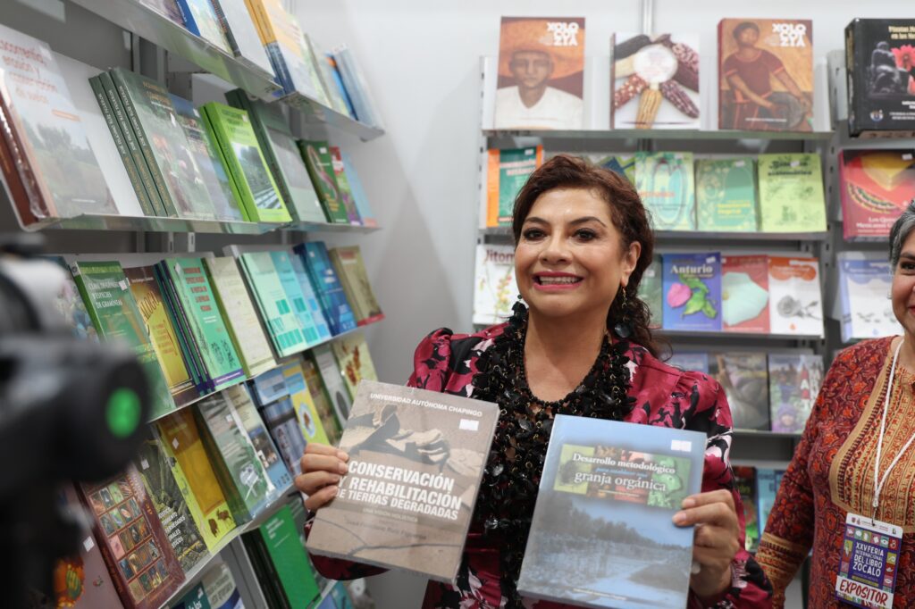 La jefa de Gobierno, Clara Brugada, con producción editorial de la Universidad Autónoma de Chapingo