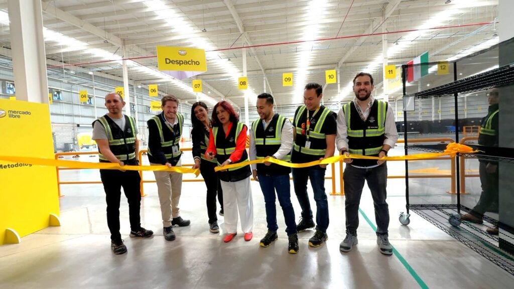 Inaugura alcaldesa de Tecámac, Rosi Wong, nuevo centro de distribución de Mercado Libre.