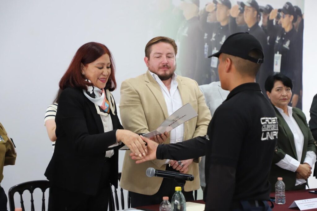 Entrega Alcaldesa de Tecámac apoyo económico a 66 cadetes de Guardia Civil.