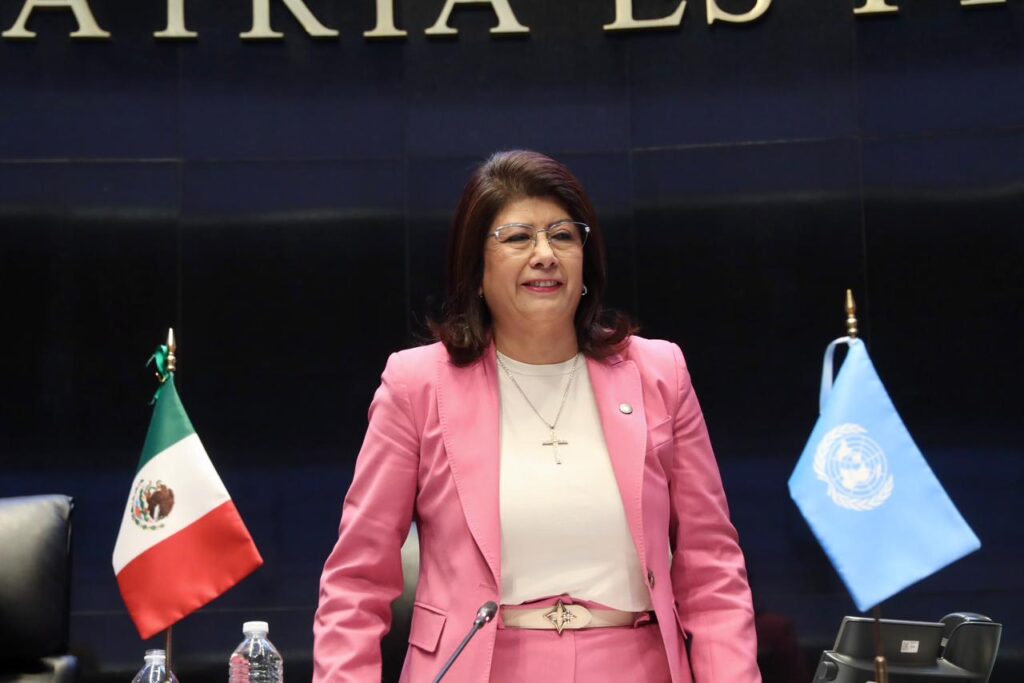 Resalta la senadora Mariela Gutiérrez Escalante el compromiso de la presidenta Claudia Sheinbaum en esta materia. Modera la mexiquense mesa en el Conversatorio: México y la ONU: “80 años trabajando por la paz, los derechos humanos y el desarrollo sostenible”.