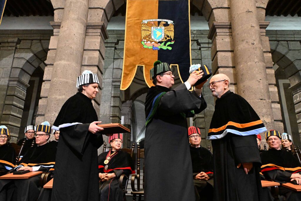 No hay ninguna universidad en el mundo que sea a su país lo que la UNAM es a México, dijo Patricia Dolores Dávila Aranda al leer el discurso del exrector José Sarukhán Kermez.