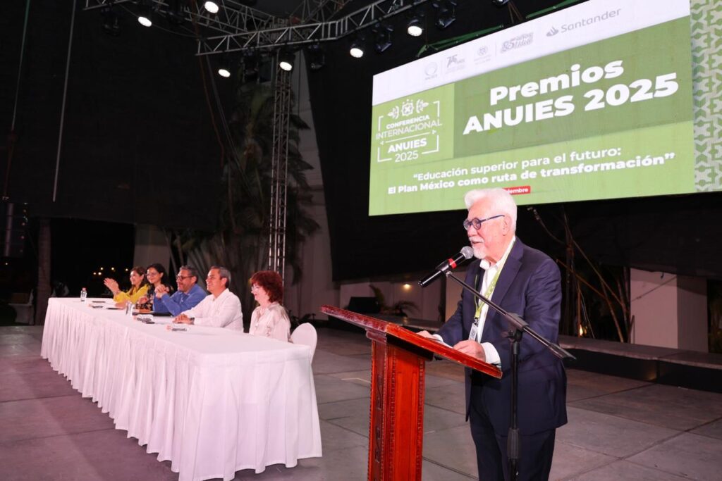 El investigador emérito de la UNAM fue reconocido por su Trayectoria Profesional y Contribución al Desarrollo de la Educación Superior.