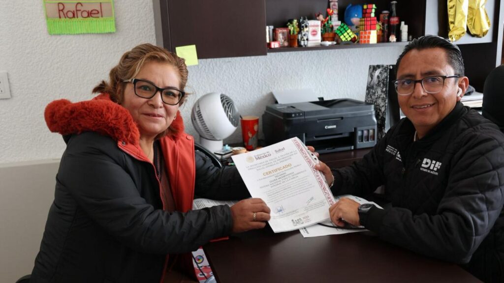 La directora del DIF Tecámac, Rocío Miguel Hernández recibió la placa que acredita como CEVADECE a dicha unidad para expedir Certificados Electrónicos de Discapacidad.