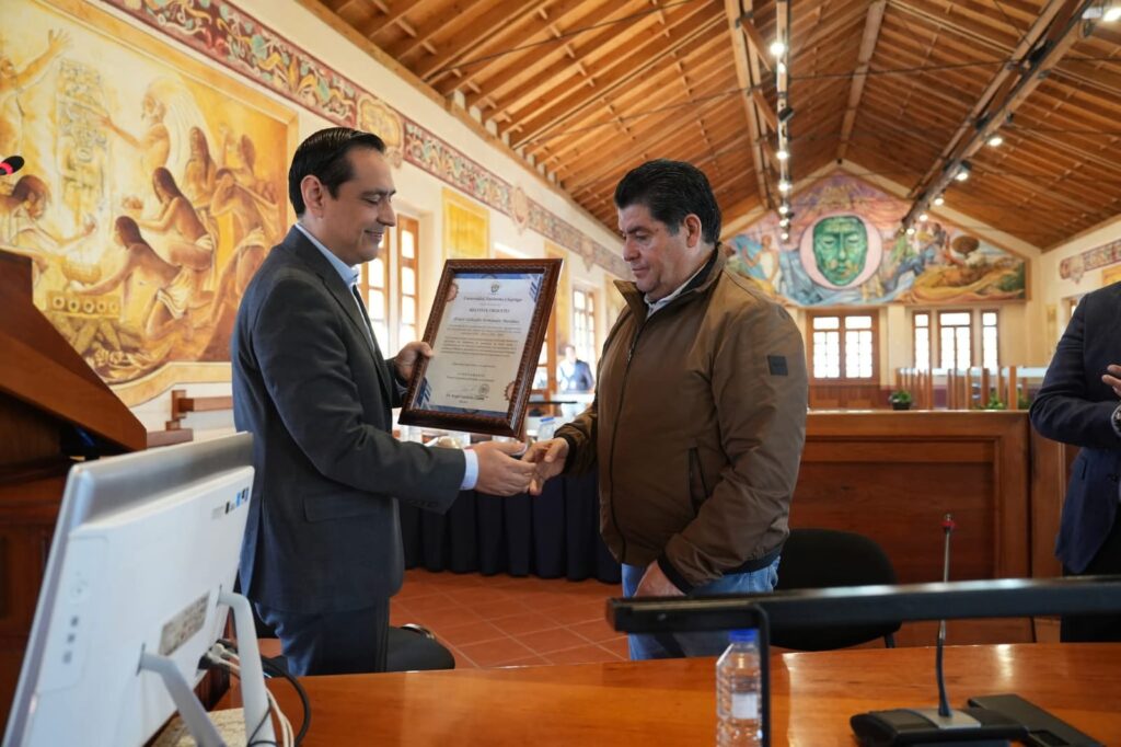 El Dr. Angel Garduño García, Rector de la UACh, y el C. Arturo Fernández Martínez, ex presidente de la CONACCA.