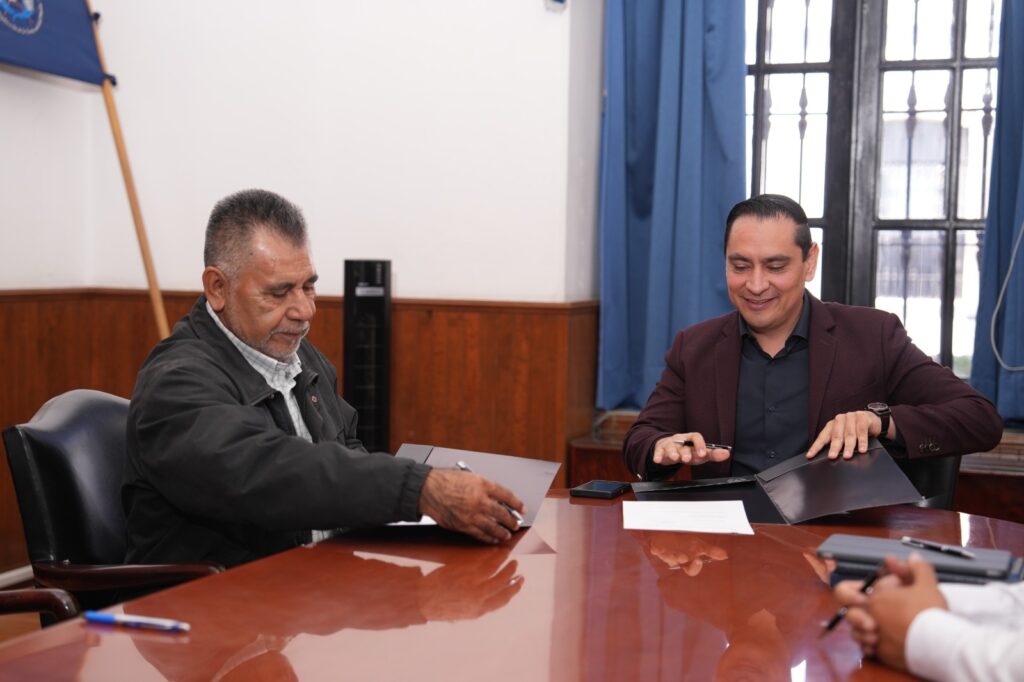En la Sala de Directores, el Dr. Angel Garduño García, Rector de la UACh, y el Ing. Carlos Zapata Pérez, Director Técnico de la Unidad de Conservación y Desarrollo Forestal Integral Topia S.C.