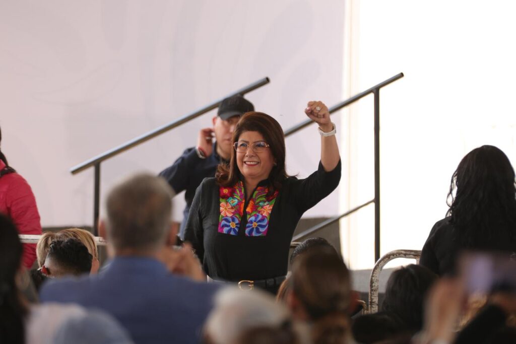 Acompaña la senadora del Estado de México, Mariela Gutiérrez Escalante, a la Presidenta Claudia Sheinbaum y al director del ISSSTE, Martí Batres al evento.