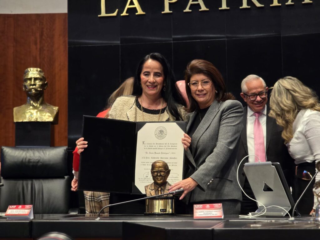 Entrega el Senado de la República la Medalla “Dr. Jesús Kumate Rodríguez” a la Dra. Gabriela Borrayo Sánchez y al Dr. Simón Barquera Rivera, por sus valiosas aportaciones a la salud.