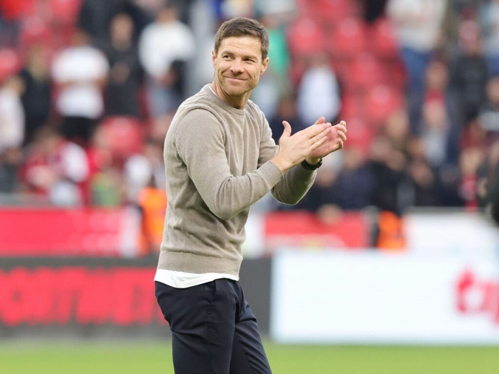 Llama la atención que Xabi Alonso, que ya formó parte del club y que pudo contrastar el liderazgo duro de Mou con el de Ancelotti, no diferencia ni aprenda de la experiencia reciente. Foto: @realmadrid