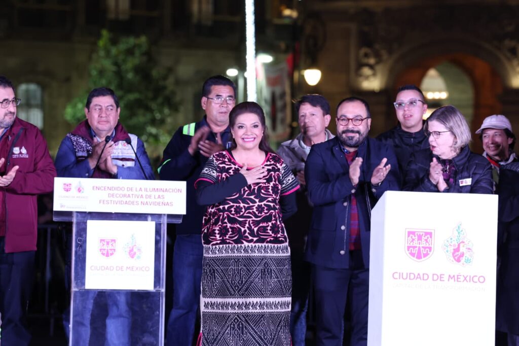 Enciende Clara Brugada el alumbrado navideño monumental en el Zócalo capitalino.
