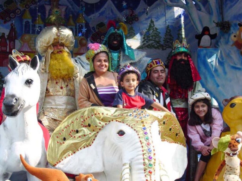 Santa Claus y los Reyes Magos en Paseo de la Reforma número 13 desde las 10:00.