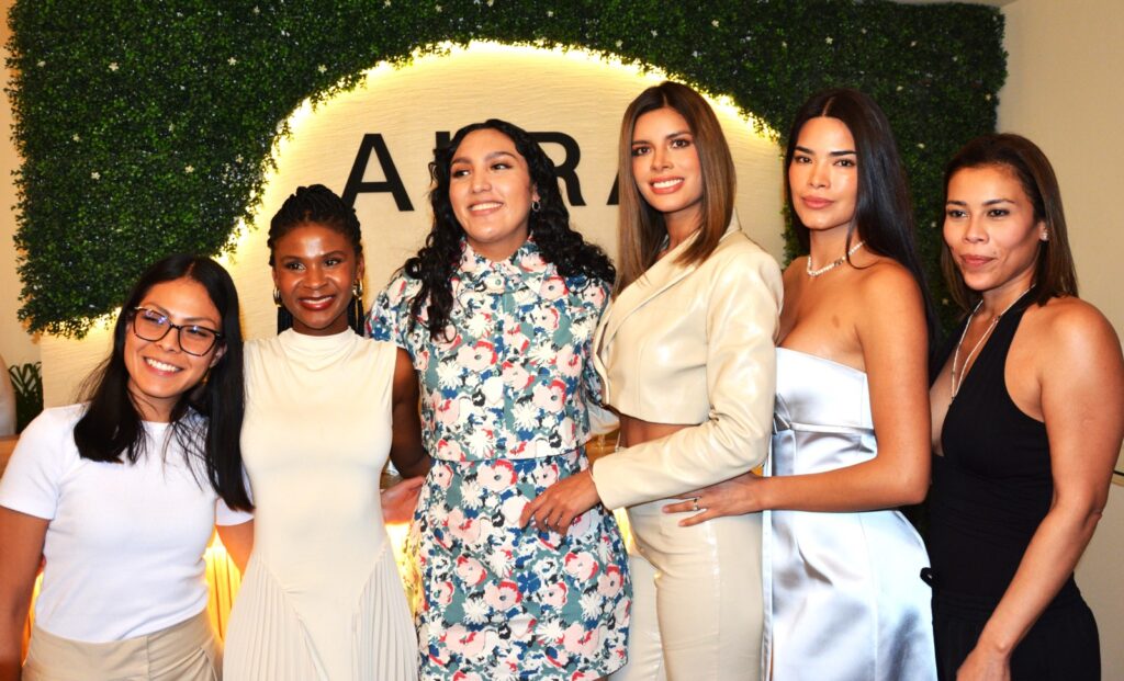 Aura Clinique abre de lunes a sábado. De lunes a viernes el horario es de 10:00 a 18:00 horas, y los sábados de 10:00 a 14:00 horas. Se ubica en Medellín 153, colonia Roma.