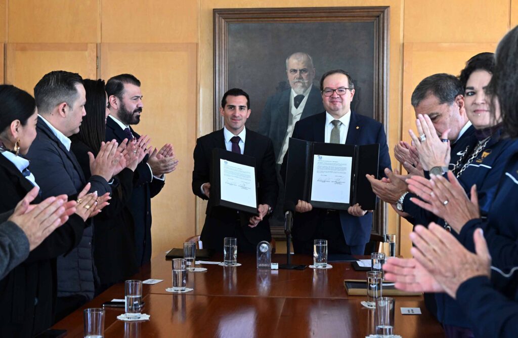 El rector de la UNAM, Leonardo Lomelí Vanegas signó un convenio de cooperación con el director general de la CONADE, Rommel Pacheco Marrufo, quien dijo que el acuerdo permitirá profesionalizar a personas entrenadoras y que más jóvenes encuentren en esta práctica disciplina y oportunidades.