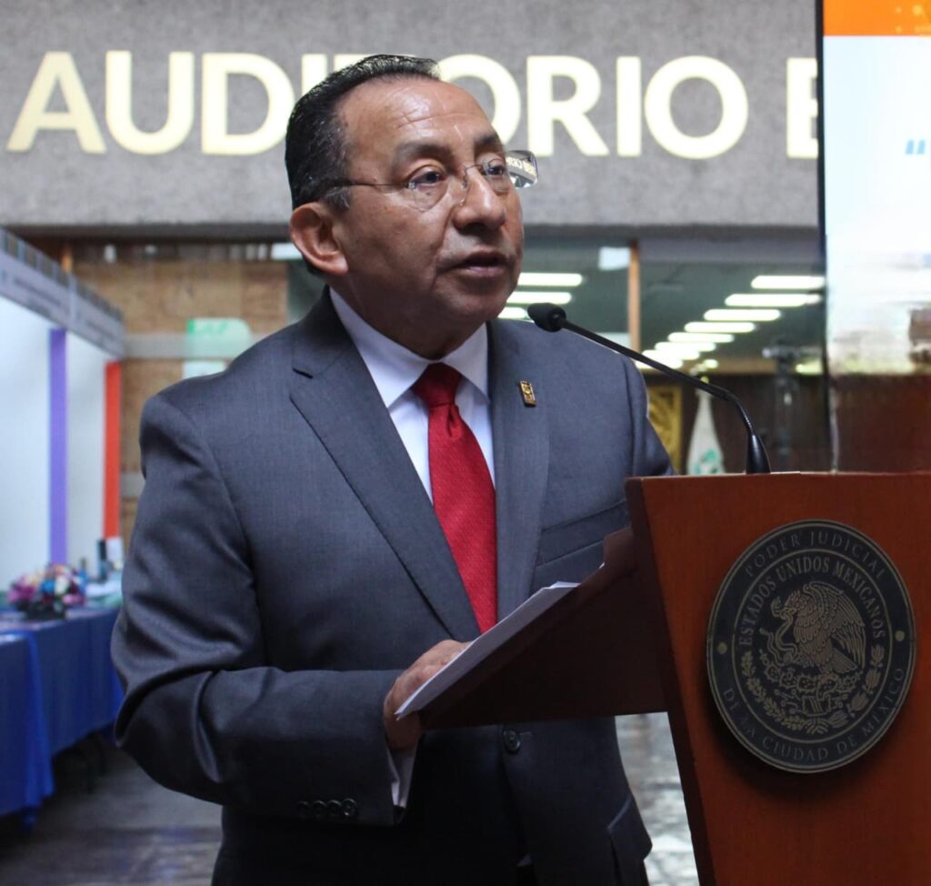 El matrimonio es una unión libre entre dos personas que se realiza ante un juez. El concubinato es cuando dos personas tienen una relación que es continua y permanente durante dos años sin que exista una exigencia legal.