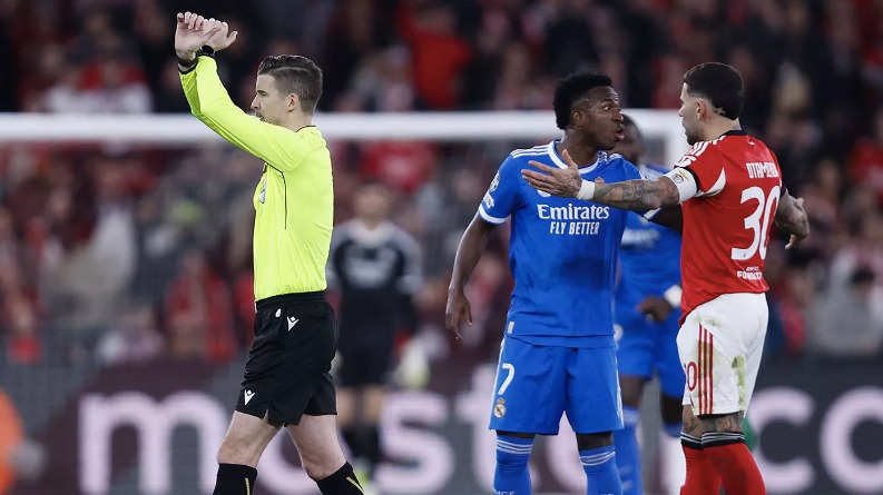 El árbitro activó el protocolo antirracismo por insultos a Vini Jr. “Los racistas son, ante todo, cobardes", declaró el jugador del Real Madrid en sus redes sociales. La UEFA anuncia que abre una investigación. Foto @realmadrid