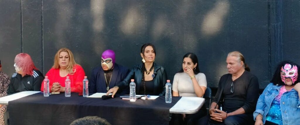La diputada Diana Cánchez Barrios y el presidente de la Comisión de Lucha Libre, El Fantasma, entregaron las primeras licencias trans.