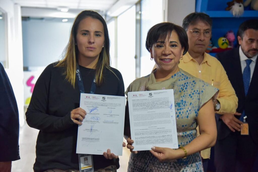 La directora general del Sistema para el Desarrollo Integral de la Familia (SDIF) de la Ciudad de México, Beatriz Rojas Martínez, y la cofundadora y vocera de la asociación civil Reinserta, Saskia Niño de Rivera.