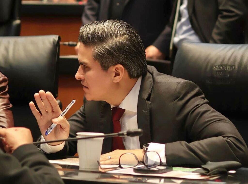 Señala el senador Pável Jarero que la iniciativa eliminará privilegios y corregirá distorsiones que, en muchos casos, permitieron que las militancias fueran utilizadas por las cúpulas de los partidos.