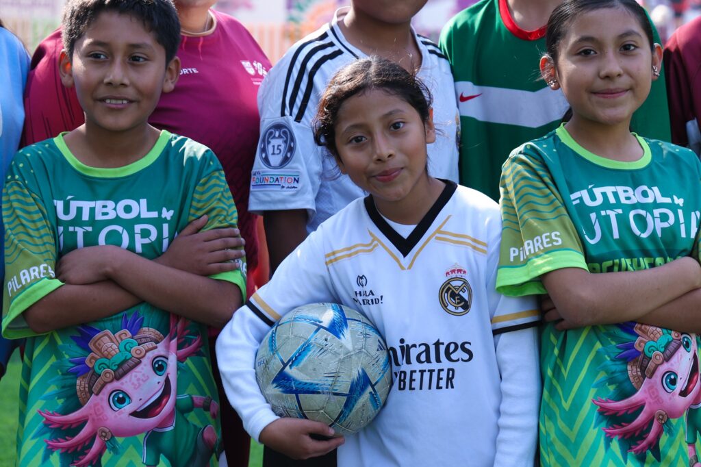 En Xochimilco, el gobierno capitalino impulsa trabajos de mejoramiento del tren ligero y acondicionará 17 espacios deportivos.