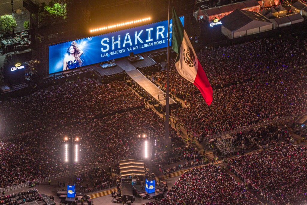 Shakira, en el Zócalo, rompió récord de asistencia al cantar ante más de 400 mil seguidores.