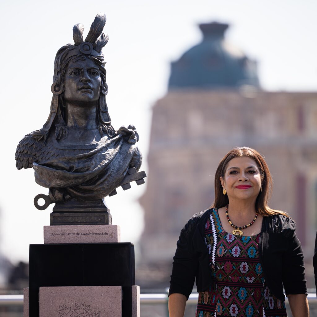 Devela Clara Brugada busto de Cuauhtémoc, último tlatoani del imperio mexica, y encabeza ceremonia de honores fúnebres por aniversario luctuoso.