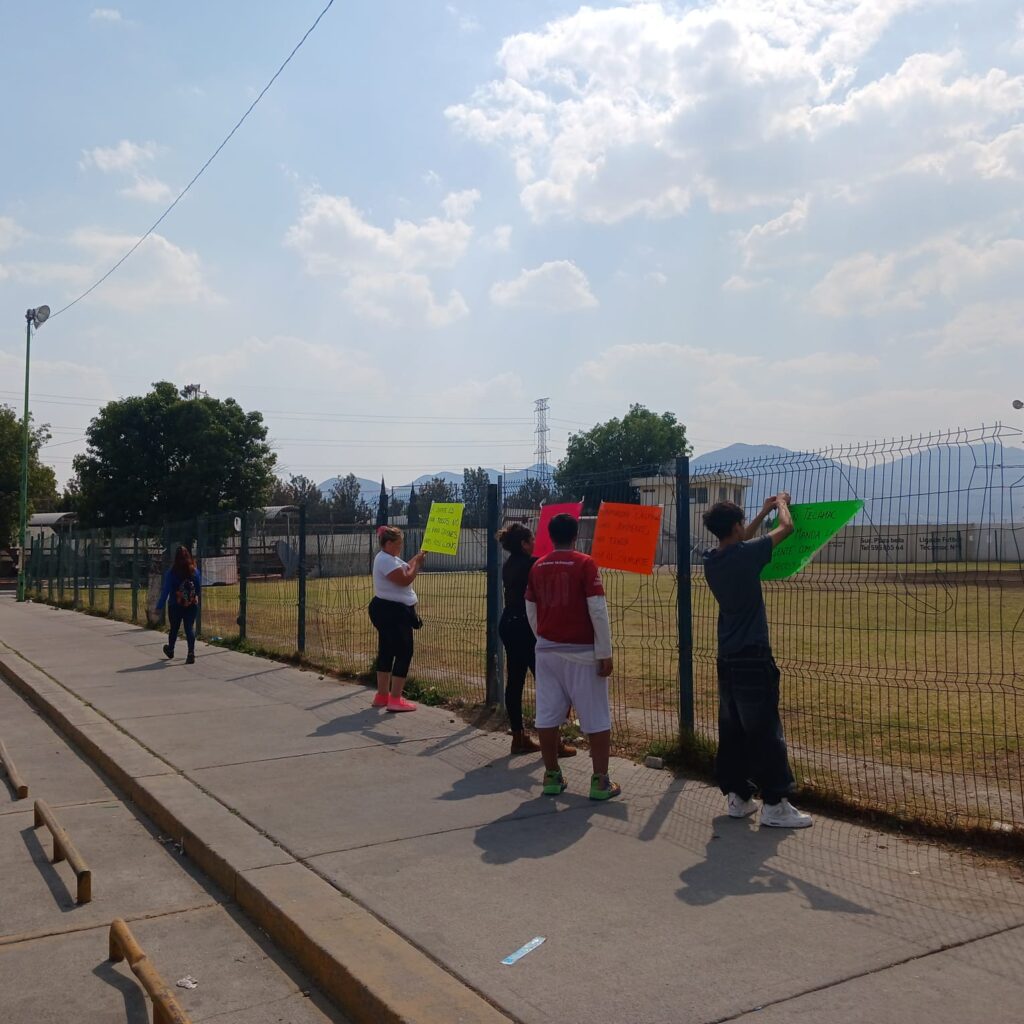 Se manifiestan contra alcaldesa de Tecámac por prohibir uso de instalaciones deportivas.