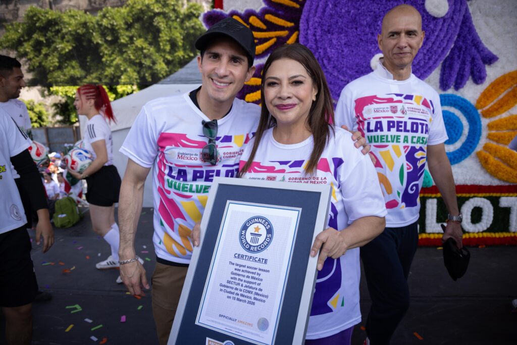 Con más de 9 mil 500 participantes, México bate Récord Guinness de la Clase de Fútbol más grande del Mundo. Consolida el Mundial Social y manda un mensaje de paz y no de guerra: Clara Brugada.