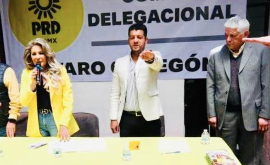 Durante la toma de protesta del ex concejal Oscar Romero como presidente del PRD en Álvaro Obregón.