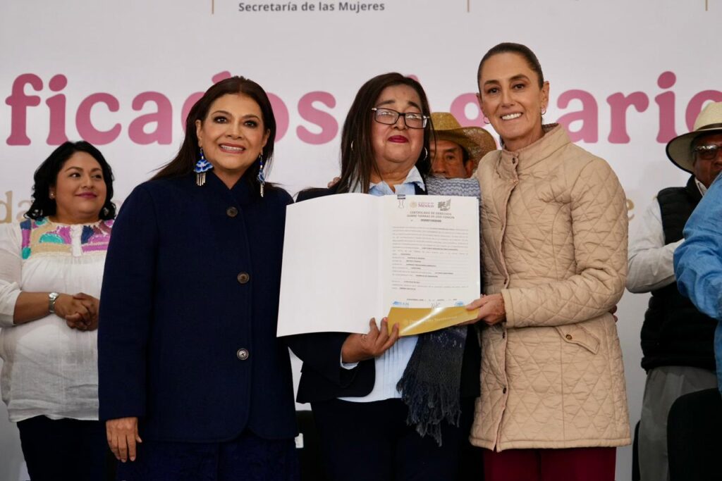 Clara Brugada y Claudia Sheinbaum entregan certificados agrarios a campesinas para reconocerlas jurídicamente y reivindicar sus derechos históricos.